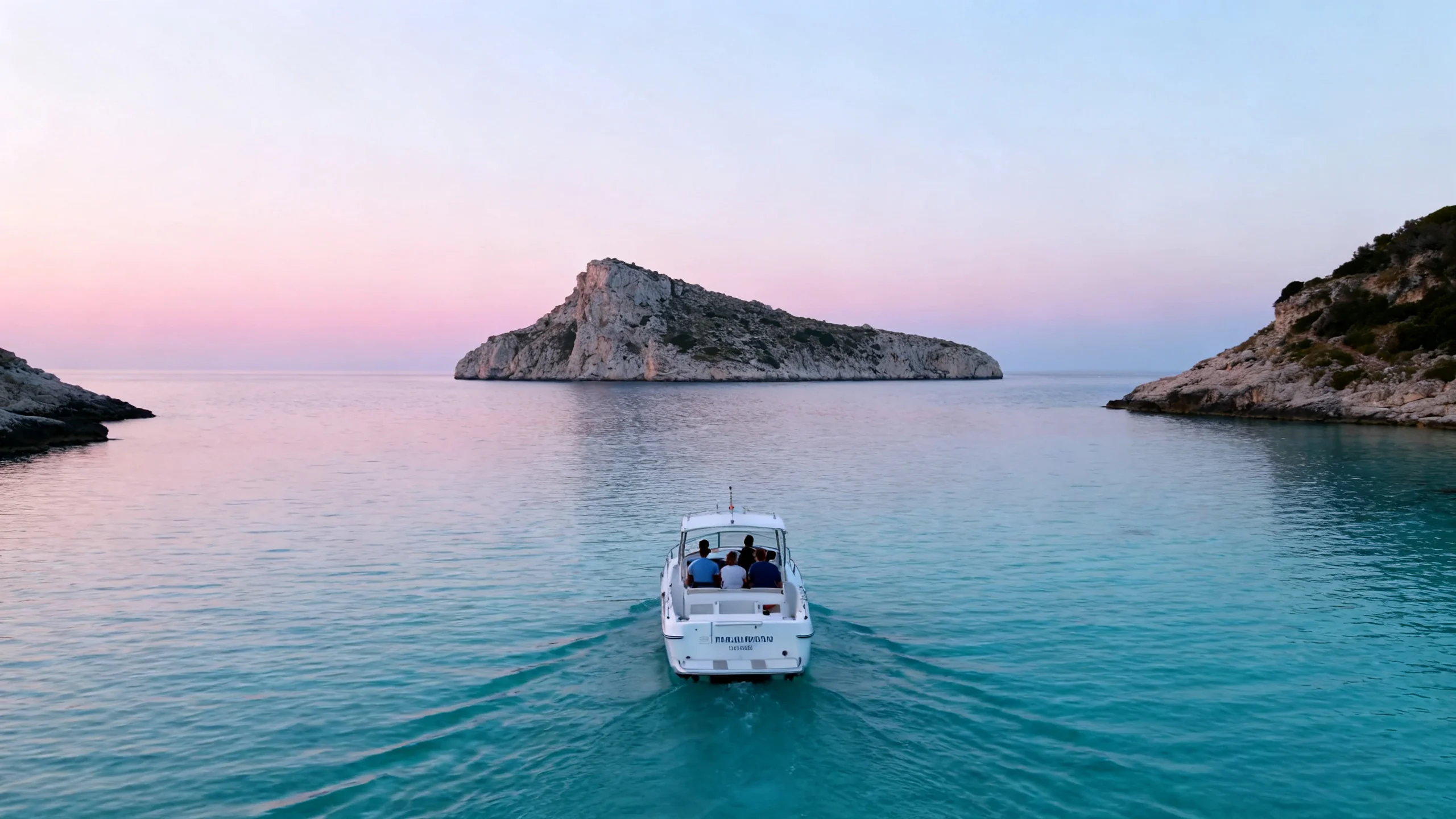 Een boot van een kleine operator nadert de Blue Lagoon bij dageraad, met leeg turquoise water en het kalkstenen eilandje Cominotto op de achtergrond
